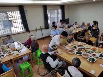 重阳节,老人在都匀市南山长者之家会餐。.jpg