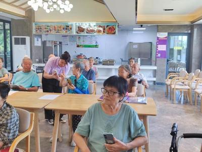 海口市桂林洋养老服务中心,老年人在学习使用手机。记者 韩星 摄